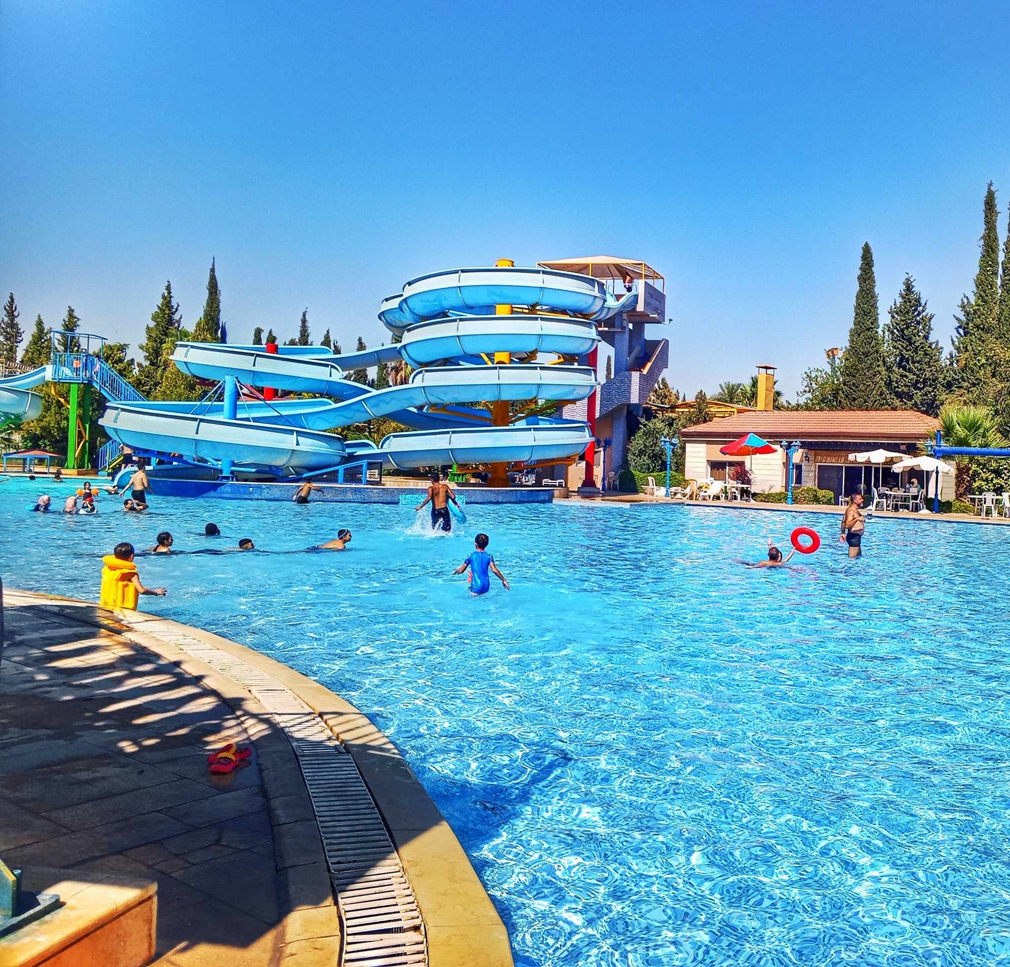 الأرض السعيدة في دمشق